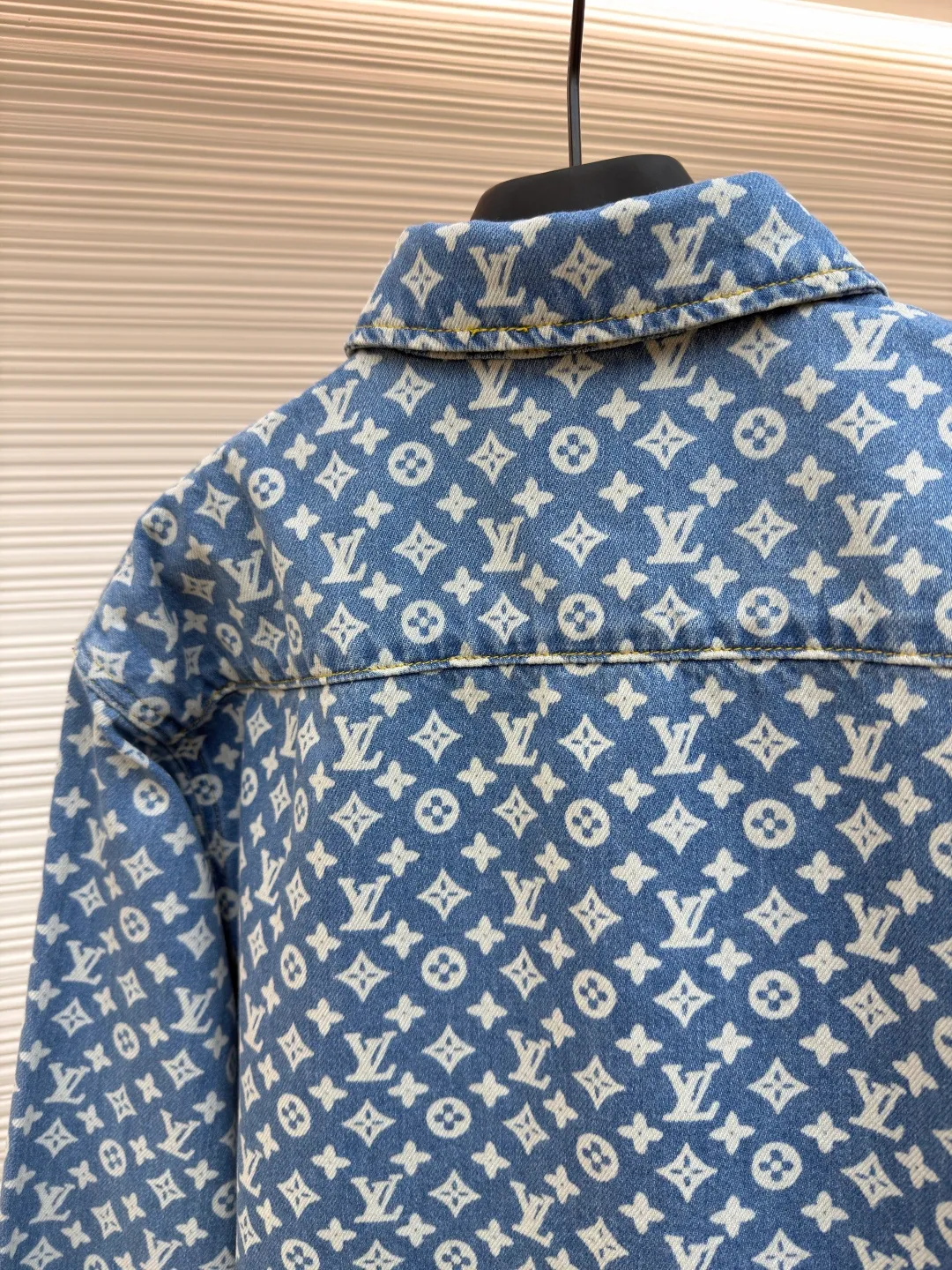 LOUIS VUITTON full-print denim jacket ●Original version: Purchased and developed for 15800 ●Item number: 1681926-B65 ●Material: denim fabric ●Technology: laser watering ●Version: fitted version ●Weight: about 710 grams ●Size: 46-48-50-52 ●Description: Customized blue shadow encrypted cotton classic pattern denim, as moist as cotton, comfortable and skin-friendly, indigo elegance With a retro charm and a modern sense of fashion, denim is used as the canvas, and the iconic Monogram pattern is laid out on it. Every inch of the warp and weft hides the glorious history and fashion heritage of Louis Vuitton. The tough lines of matching work shirts exude a sense of luxury from the inside out. No need to make a fuss, the aura is self-evident. The stunning work in the fashion feast is the laser burning process. The advanced process of using laser technology to carve patterns. Project the laser onto the surface of the material, causing the material to be locally heated and melted. The LV logo pattern can be formed to accurately control the position and shape. The double process of washing and light frying is to desize and wash the denim material first, and then perform sand washing to produce a fading effect. The denim jacket is fried through special chemical treatment to give a special contrasting color effect. Prioritize the spray horse slide and then rub it by hand to create a gradient effect. Use a spray gun to accurately spray the reagent solution to the designated position according to the design requirements. Let the reagent react chemically with the fabric to form a gradual gradient effect, and finally boil it to solidify the color. The overall wiring is straight and delicate, the fabric is comfortable and soft, and the color is consistent without color difference. It can be matched with the same style to create a fashionable look for various occasions. Customized accessories, complete with three standards, same style for men and women!